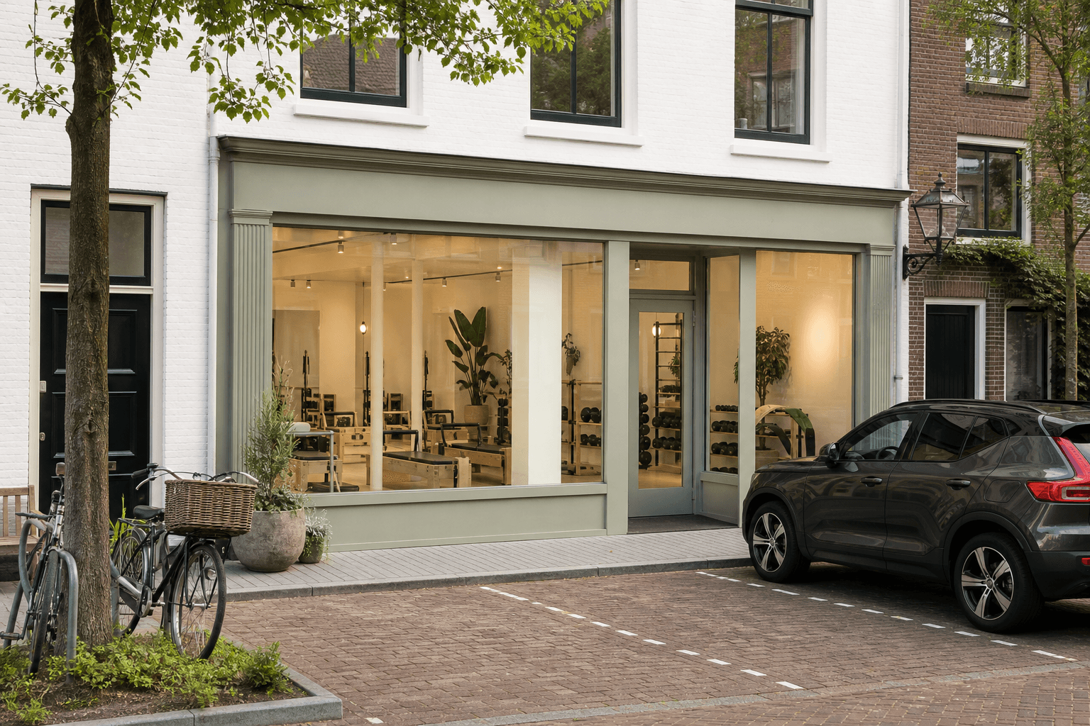 De ingang van Line Studio Demo aan de Landstraat, met parkeerplaatsen ervoor
