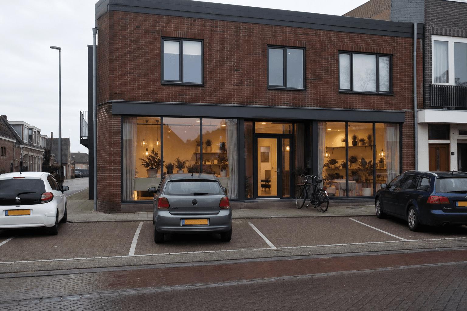 De ingang van Line Studio Demo aan de Landstraat, met parkeerplaatsen ervoor